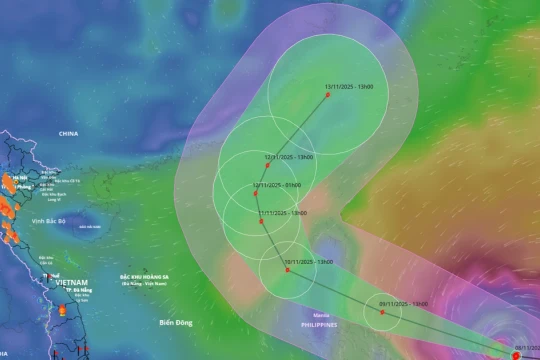 Cơn bão khổng lồ Fung-Wong vào Biển Đông sáng 10/11, hoạt động trái quy luật