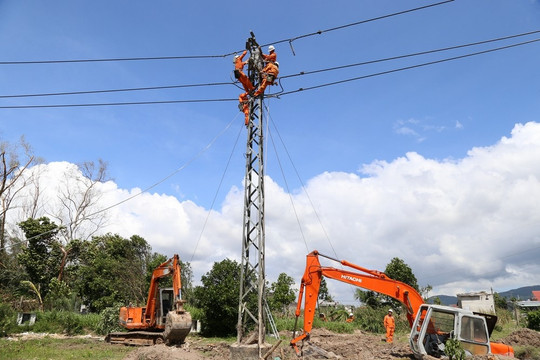 Hơn 1,19 triệu khách hàng miền Trung đã được cấp điện trở lại
