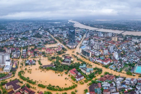 11 ngày đêm miền Trung vật lộn với lũ, sạt lở và bão tàn phá