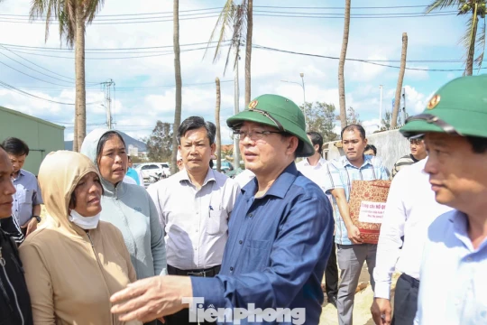 Phó Thủ tướng Hồ Quốc Dũng: Không để người dân thiếu ăn, không có chỗ ở sau bão số 13
