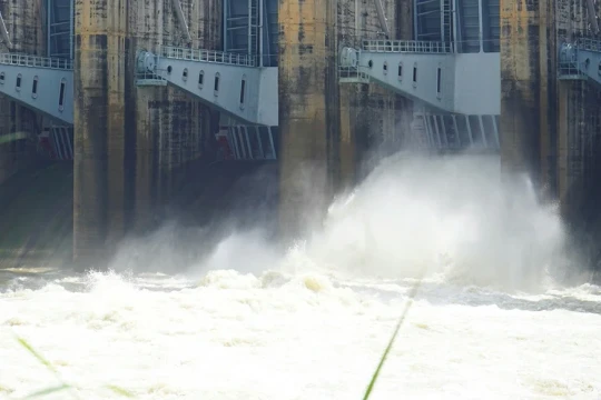 Hồ thủy điện lớn nhất miền Nam xả lũ tăng gấp 3 lần, cảnh báo ngập úng