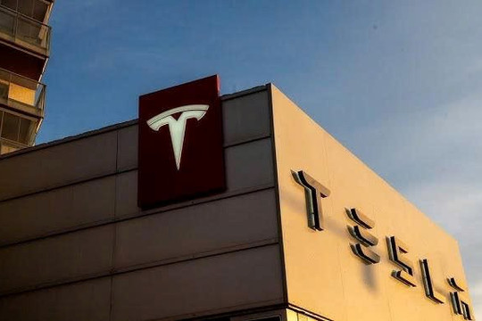 Elon Musk bắt tay Intel xây ‘siêu nhà máy chip’ cho Tesla?