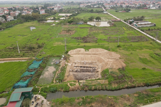 Đang cải tạo đất, lão nông phát hiện dấu tích ‘báu vật’ có hình thái lạ: Cơ quan chức năng lập tức khai quật khẩn cấp