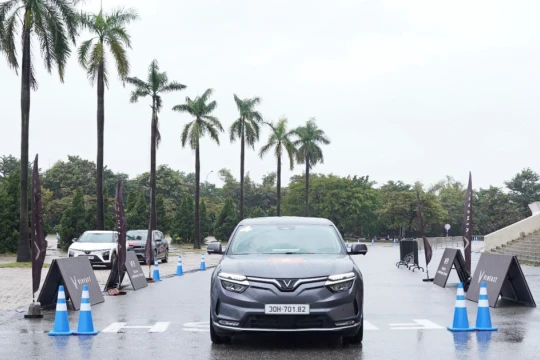 Lái thử VinFast VF 8, người dùng Việt chia sẻ: 'Tự hào khi Việt Nam có thể làm ra những chiếc xe chất lượng đến vậy'