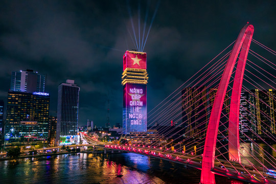 Tòa tháp Saigon Marina IFC rực sáng chào mừng đối tác chiến lược toàn diện Việt - Anh