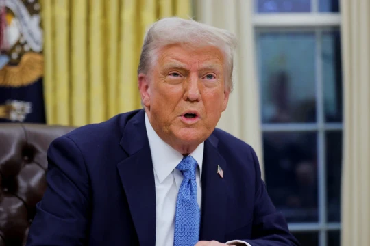 Tổng thống Donald Trump hứa phát 2.000 USD cho mỗi người Mỹ từ nguồn thu thuế quan