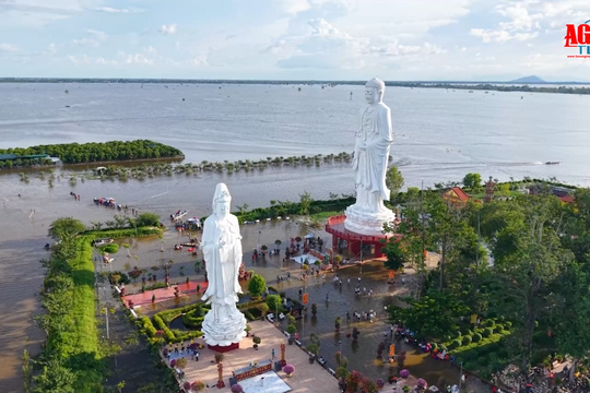 Ngôi chùa Việt bất ngờ nổi lên giữa 'biển nước', hàng ngàn du khách xếp hàng, trải nghiệm hiện tượng có 1-0-2