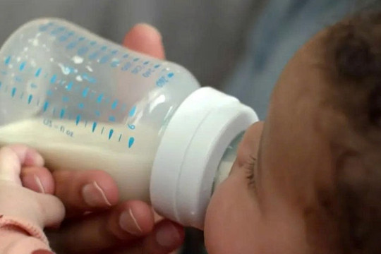 Phát hiện sữa bột trẻ em nhiễm độc tố gây liệt cơ ở trẻ sơ sinh, thu hồi khẩn cấp lô hàng