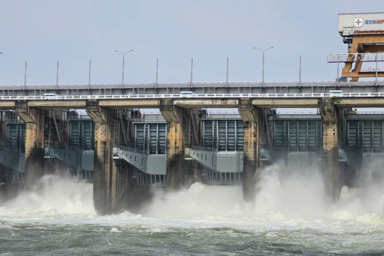 Mực nước hồ chứa gần chạm ngưỡng an toàn, thủy điện Trị An liên tục xả lũ