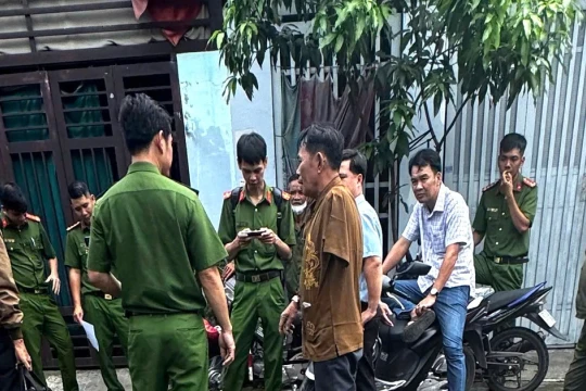 Nhiều cảnh sát xuất hiện tại khu đất bị 'xây nhầm' gần 50 căn nhà ở TPHCM