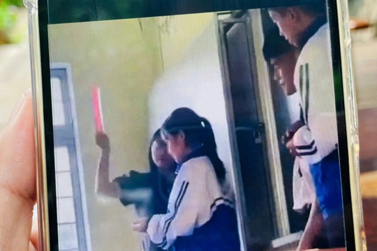 Cho thôi việc nữ giáo viên sinh năm 2003