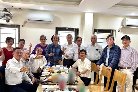 Bức ảnh họp lớp 'hot' nhất MXH: Toàn Giám đốc bệnh viện lớn, 'tinh hoa' của ngành Y Việt Nam