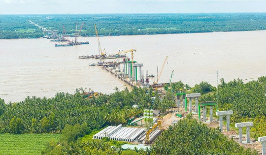 Huy động 400 nhân sự, 150 thiết bị, cây cầu dây văng lớn thứ 2 Việt Nam do liên danh Đèo Cả thực hiện sắp hoàn thành hạng mục trọng điểm