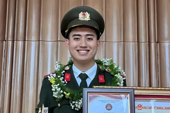 Chân dung chàng trai sinh năm 2002 là Thủ khoa Học viện An ninh, được giữ lại làm giảng viên