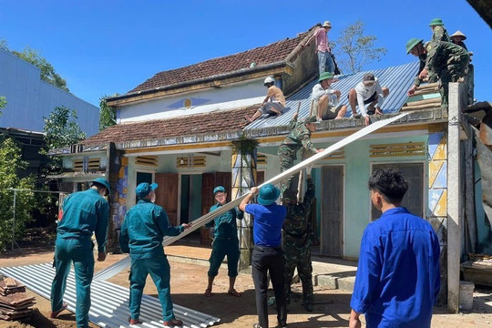 Thủ tướng chỉ đạo các địa phương hỗ trợ người dân khắc phục nhanh hậu quả bão lũ, dựng lại nhà kịp đón Tết