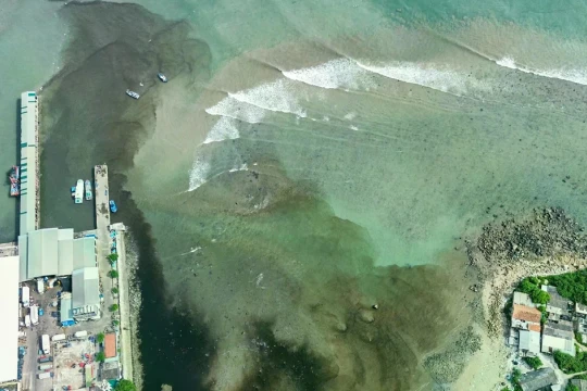 Dòng nước đen ngòm, hôi thối từ bãi rác xả thẳng ra biển Nha Trang