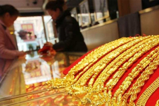 Bà Phương đi mua 130 gram vàng theo lời ‘quản lý công ty tài chính’, chủ tiệm vội vàng báo công an đến làm việc