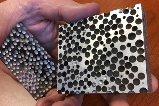 Kim loại siêu nhẹ nhưng toa tàu bọc thép 136 tấn cũng không xuyên thủng nổi, khiến ngành quốc phòng chấn động