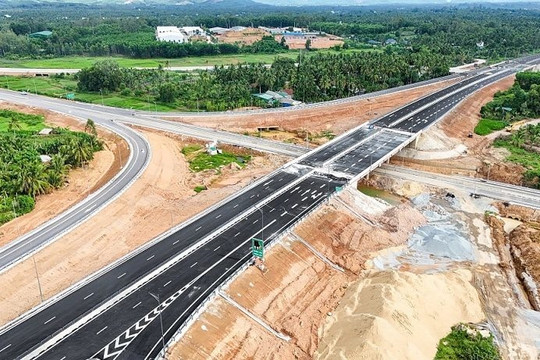 Bộ Xây dựng kiểm tra dự án cao tốc 21.500 tỷ, yêu cầu người dân 'không cản trở công trình trọng điểm quốc gia'