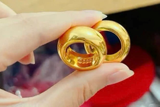 Mua 2 cây vàng với giá 282 triệu đồng, người dân phát hiện điều bất ngờ, lập tức trình báo công an