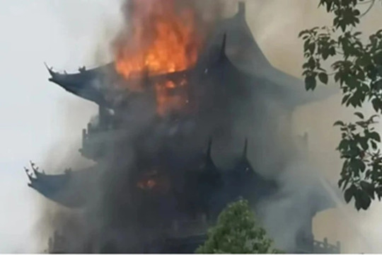 Ngôi cổ tự hơn 1.500 tuổi bất ngờ bốc cháy dữ dội, công an lập tức vào cuộc điều tra