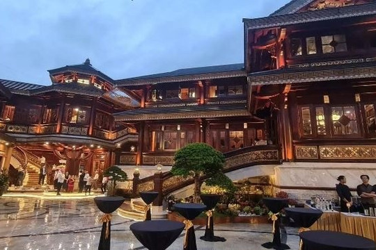 Hàng chục cảnh sát có mặt tại biệt phủ 4.000m2 của bà chủ Mailisa