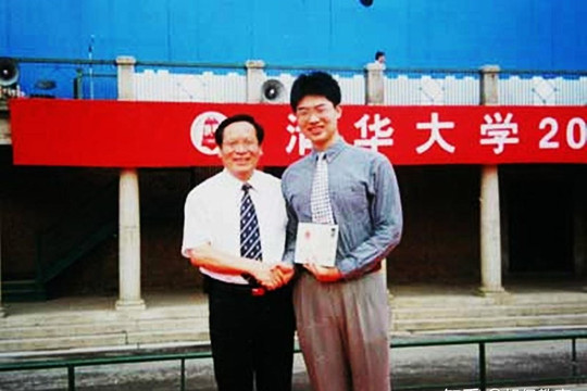 Thần đồng tốt nghiệp trường 'Harvard châu Á' bị đuổi khỏi Viện Hàn lâm Khoa học quốc gia, phải đi làm bốc vác ở công trường