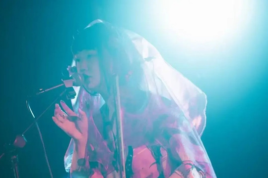 Nữ ca sĩ nổi tiếng sinh năm 1999 qua đời