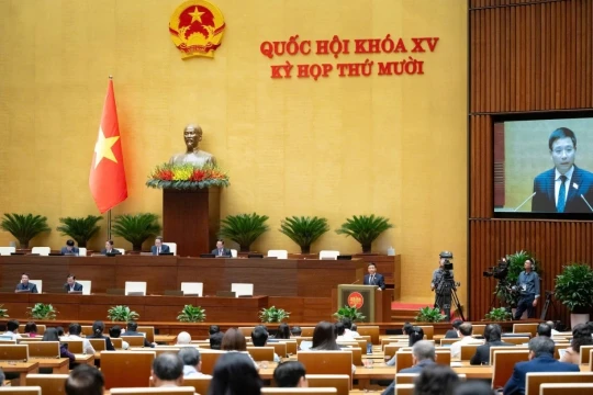 Quốc hội duyệt chi ngân sách trung ương năm sau khoảng 1,8 triệu tỷ đồng, phân bổ địa phương hơn 238 nghìn tỷ đồng