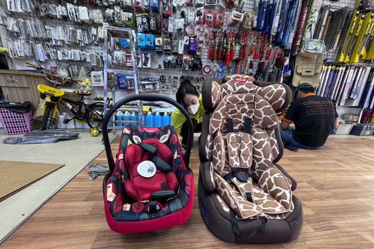 Phụ huynh bắt đầu đổ xô tìm mua ghế ngồi ô tô cho trẻ em trước quy định mới áp dụng từ 2026