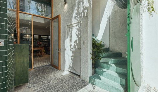 Mang mảng xanh vào ngôi nhà nép mình trong hẻm nhỏ Sài Gòn