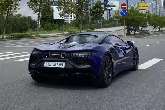 Siêu xe mui trần Artura lăn bánh trên phố TP.HCM, màu sắc độc lạ, biển đẹp long lanh hút mọi ánh nhìn