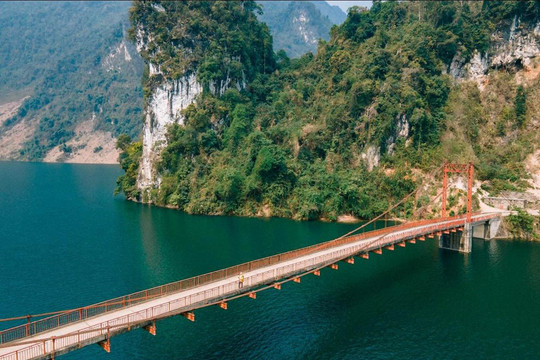 Việt Nam có cây cầu như dải lụa mảnh nối liền 2 vách núi dựng đứng, cảnh đẹp tựa cổ tích