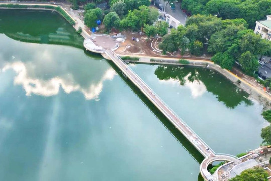Công viên 42.000m2 được mệnh danh là 'hòn ngọc xanh' của Hà Nội, sở hữu cầu đi bộ hình cây đàn tính tẩu độc đáo