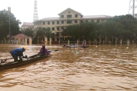 Huế chuẩn bị 'đón' thêm đợt mưa lũ, cảnh báo sóng biển cao 4m