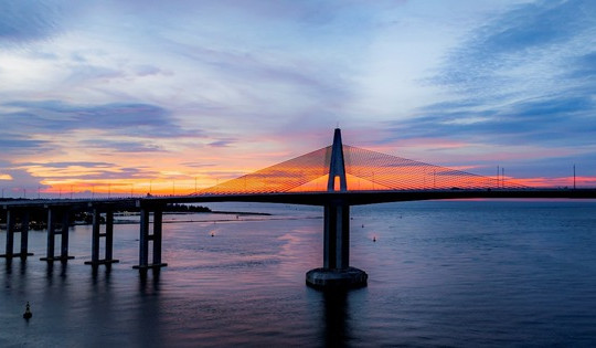 Sắp thông xe cầu vượt biển dài nhất miền Trung, kết thúc hơn 100 năm di chuyển bằng đò của người dân đôi bờ