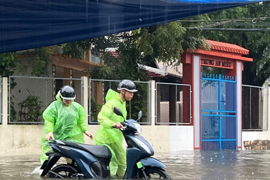 Mưa lớn kéo dài gây ngập sâu, Khánh Hòa cảnh báo