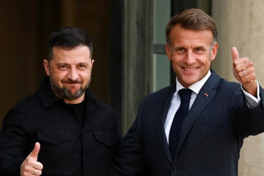 Tổng thống Ukraine đến Pháp ký kết thỏa thuận lịch sử
