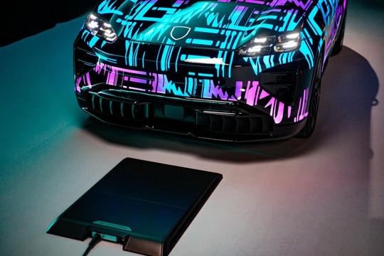 Porsche vượt mặt Tesla mở ra kỷ nguyên mới của sạc ô tô điện: Trình làng công nghệ không dây 11kW, đã có lộ trình thương mại