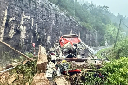 Hiện trường thảm khốc vụ sạt lở vùi xe khách khiến 6 người chết, 19 người bị thương trên đèo Khánh Lê