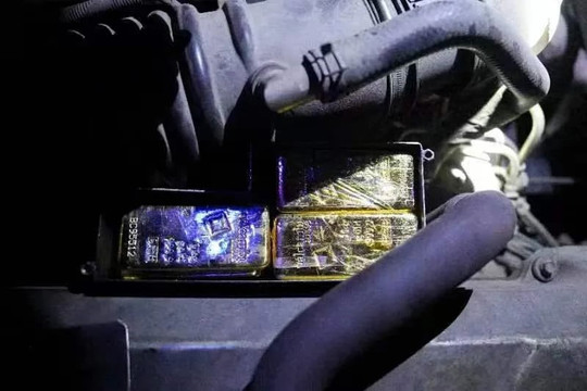 Tịch thu 800 cây vàng, trị giá hơn 51 tỷ được giấu trong 'khoang bí mật' của một xe ô tô nhập cảnh