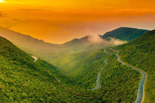 Việt Nam có cung đường được tạp chí Mỹ vinh danh 'đẹp nhất thế giới', là 'tường thành' tự nhiên của hai tỉnh miền Trung