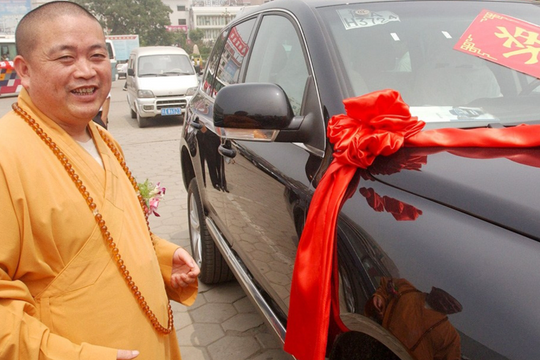 Bắt giữ cựu trụ trì nghi sở hữu tài sản hơn 79.000 tỷ, 15 chiếc xe sang, mặc áo cà sa đính đầy vàng và đá quý