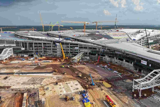 Huy động 14.000 nhân công cùng 3.000 thiết bị, máy móc, làm 3 ca 4 kíp để hoàn thành 'siêu sân bay' 336.000 tỷ lớn nhất Việt Nam