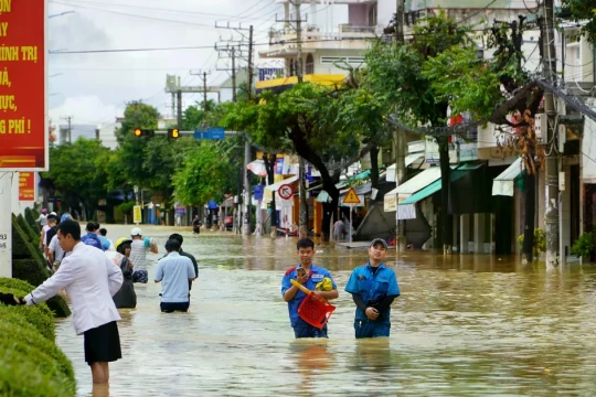 Nhiều khu vực ở Nha Trang chìm trong nước