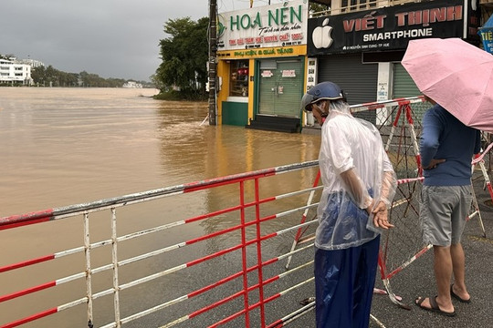 Huế mưa lớn suốt 2 ngày, lũ trên sông dâng cao, cảnh báo nguy cơ ngập
