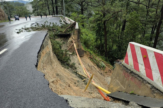 Cửa ngõ dẫn vào 'tiểu Paris' của Việt Nam sạt lở bất thường, cấm lưu thông hai chiều