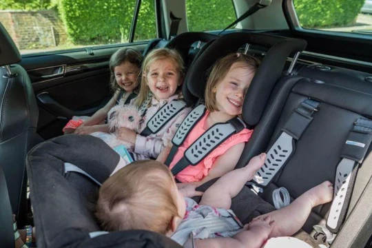 Cục CSGT: Người dân có thể sử dụng đai trẻ em, ghế trẻ em hoặc đệm trẻ em trên ô tô