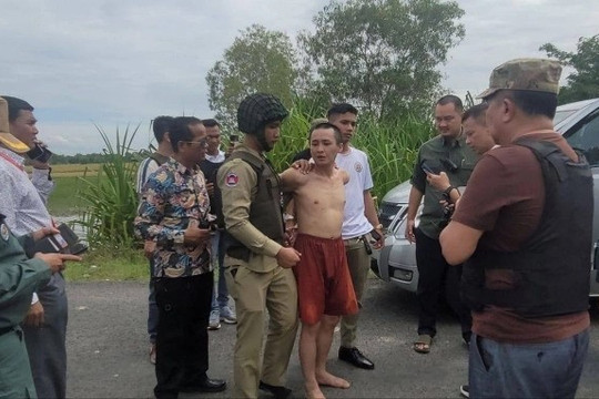 Phạm nhân nổ súng giữa tòa án, cảnh sát bỏ chạy trong hoảng loạn