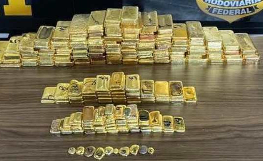 Tịch thu hơn 2.700 cây vàng trị giá 300 tỷ đồng trong xe ô tô, bắt khẩn cấp một người nổi tiếng